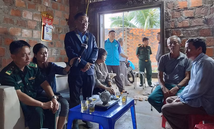  Các đồng chí lãnh đạo thăm và tặng quà cho các gia đình bị thiệt hại do bão, lũ gây ra tại huyện Đak Pơ.- Ảnh Ngọc Anh