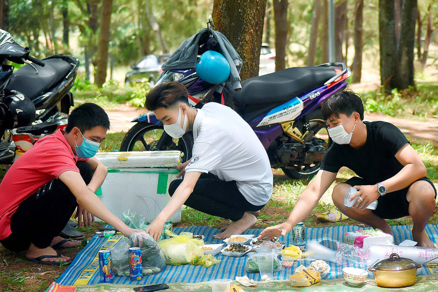 Anh Võ Văn Sỹ (áo đen, thôn 7, xã Nghĩa Hưng, huyện Chư Păh) cho hay: “Do lo ngại đến những nơi đông người như quán ăn, quán cà phê nên nhóm chúng tôi rủ nhau tới đây dã ngoại. Ở đây, không gian rộng, thoáng đãng nên bớt lo ngại dịch bệnh hơn". Gia đình anh Võ Văn Sỹ (áo đen) ở thôn 7 (xã Nghĩa Hưng, huyện Chư Păh) cho hay: “Do vẫn lo ngại đến những nơi đông người như quán ăn, quán cà phê nên nhóm rủ nhau tới đây dã ngoại. Ở đây diện tích cũng rộng, thoáng đãng nên bớt lo ngại dịch bệnh hơn ở nơi khác”.