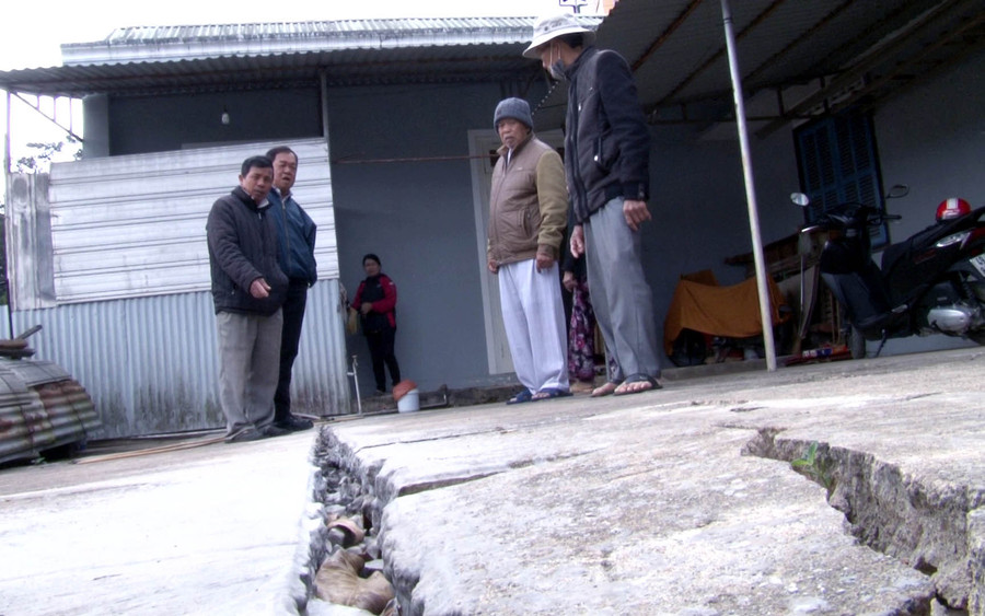  Sân nhà một hộ dân cạnh công trình bị nứt toác.