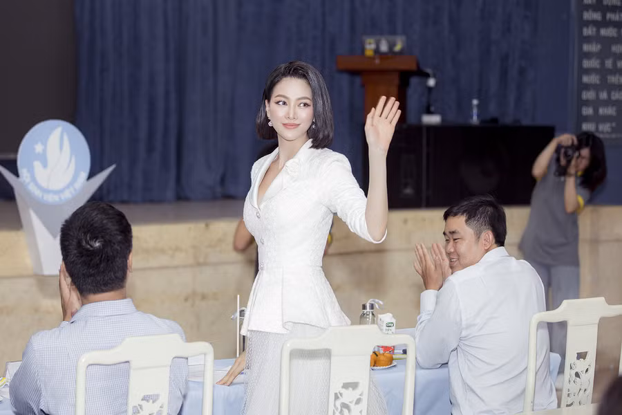 Với vai trò giám khảo, bên cạnh việc chấm thi, Hoa hậu Phương Khánh còn mang đến cho các bạn sinh viên nhiều lời khuyên bổ ích, thiết thực để hỗ trợ các đội tham gia thử thách.