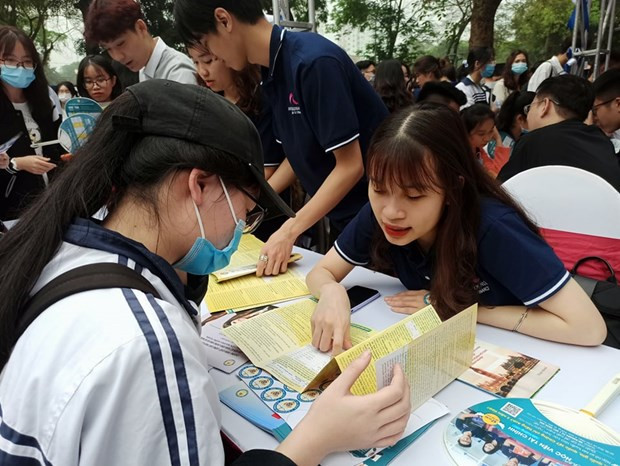 Thí sinh tham gia tư vấn tại chương trình. (Ảnh: Phạm Mai/Vietnam+)