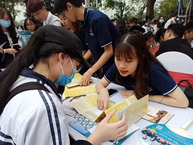 Thí sinh tham gia tư vấn tại chương trình. (Ảnh: Phạm Mai/Vietnam+)