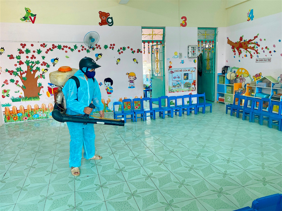 Phun thuốc tiêu độc khử trùng phòng-chống dịch Covid-19 tại các cơ sở giáo dục. Ảnh: Mộc Trà Phun thuốc tiêu độc khử trùng phòng-chống dịch Covid-19 tại các cơ sở giáo dục. Ảnh: Mộc Trà