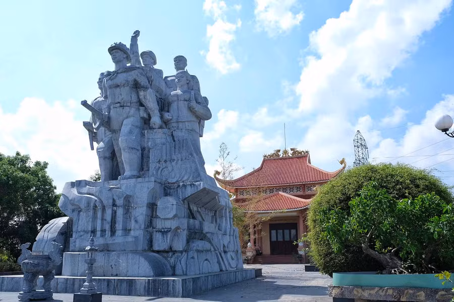 Di tích Chiến thắng Đak Pơ là điểm dừng chân thú vị trên cung đường du lịch phía Đông tỉnh. Ảnh: Minh Châu