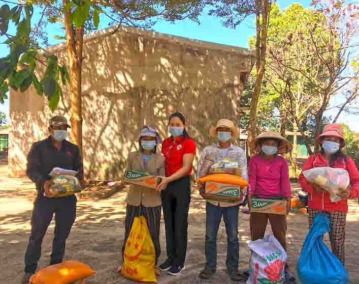 Tặng quà cho bà con nghèo, khó khăn xã Chư Mố, huyện Ia Pa. Ảnh: Hồng Ngọc