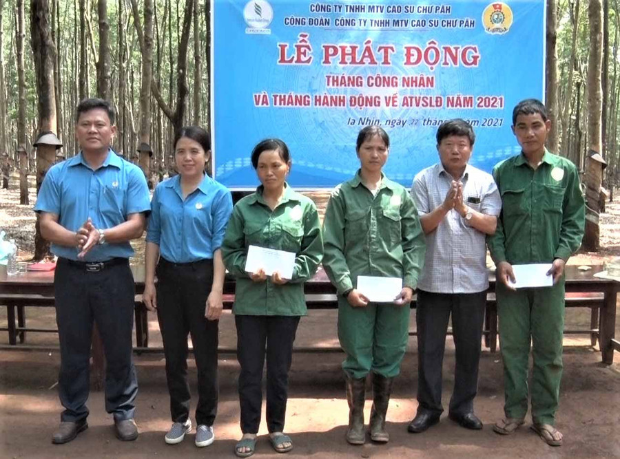 Công đoàn Công ty trao quà cho các công nhân khó khăn