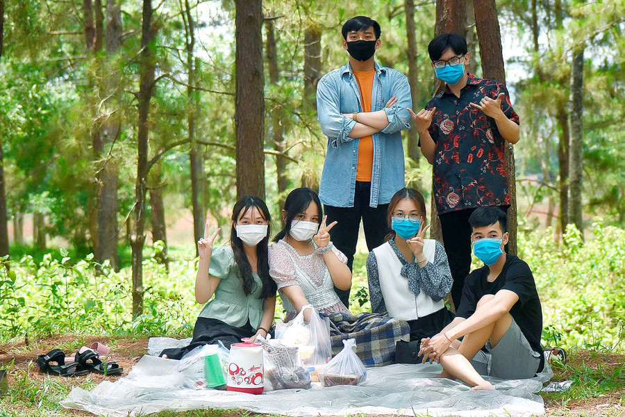 Bạn Lê Ngọc Phát (người đeo khẩu trang màu đen; sinh viên năm 3 Trường Đại học Luật TP. Hồ Chí Minh) cho hay: “Dịp nghỉ lễ được 4 ngày, chúng tôi chọn TP. Pleiku làm điểm đến. Khung cảnh ở đây rất đẹp, thời tiết mát mẻ. Thấy mọi người đến đây chơi đều đeo khẩu trang để phòng dịch nên tôi rất yên tâm”. Bạn Lê Ngọc Phát sinh viên năm 3 Trường Đại học Luật TP. Hồ Chí Minh cho hay: “Dịp nghỉ lễ được 4 ngày, tụi em chọn TP. Pleiku làm điểm đến. Khung cảnh ở đây rất đẹp, thời tiết mát mẻ, mặc dù chưa có dịch covid-19 nhưng đến đây cũng thấy ai cũng đeo khẩu trang thì rất yên tâm”.