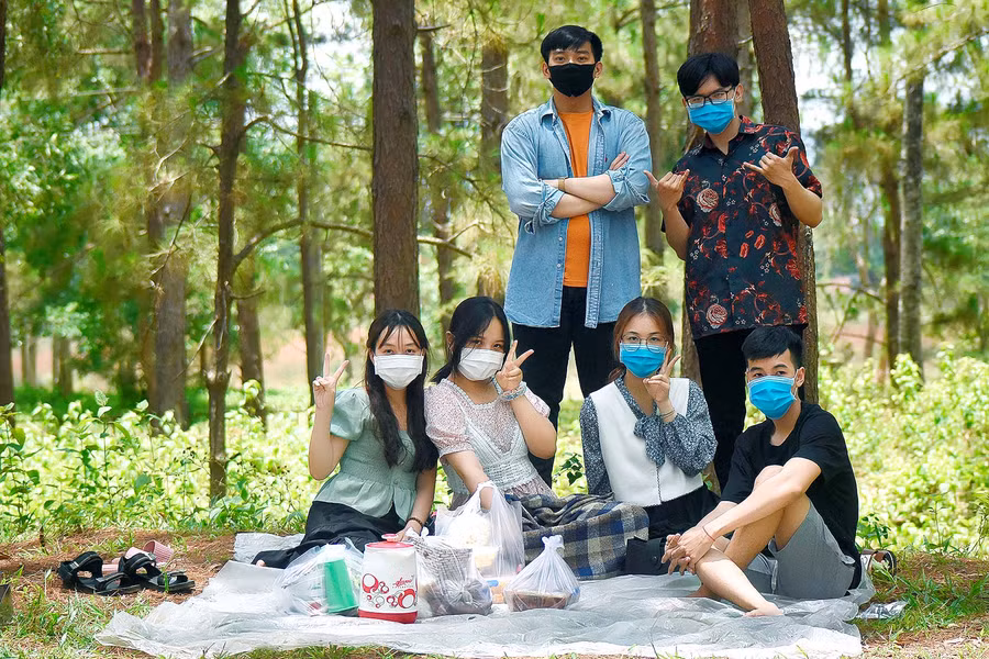 Bạn Lê Ngọc Phát sinh viên năm 3 Trường Đại học Luật TP. Hồ Chí Minh cho hay: “Dịp nghỉ lễ được 4 ngày, tụi em chọn TP. Pleiku làm điểm đến. Khung cảnh ở đây rất đẹp, thời tiết mát mẻ, mặc dù chưa có dịch covid-19 nhưng đến đây cũng thấy ai cũng đeo khẩu trang thì rất yên tâm”.