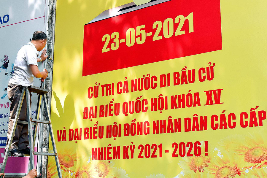 6.Pano tuyên truyền bầu cử được treo tại Nhà thi đấu đường Nguyễn Thái Học Tp.Pleiku.