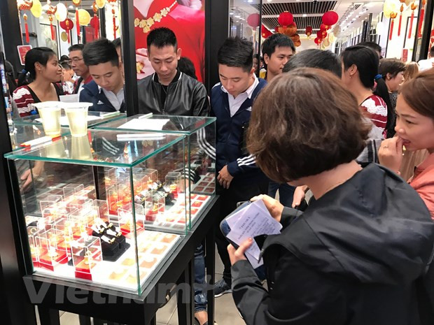 Khách hàng giao dịch vàng miếng. (Ảnh: Đức Duy/Vietnam+) Khách hàng giao dịch vàng miếng. (Ảnh: Đức Duy/Vietnam+)