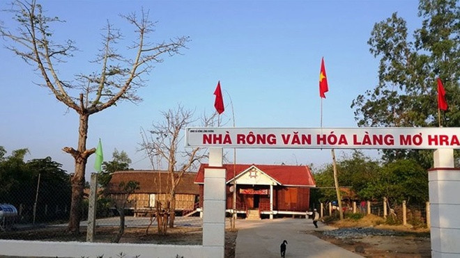Nhà rông trong hồ sơ bị đẩy vào trong, nhường chỗ cho nhà rông văn hóa bằng bê tông -Ảnh: Tư liệu ông Bùi Trọng Hiền