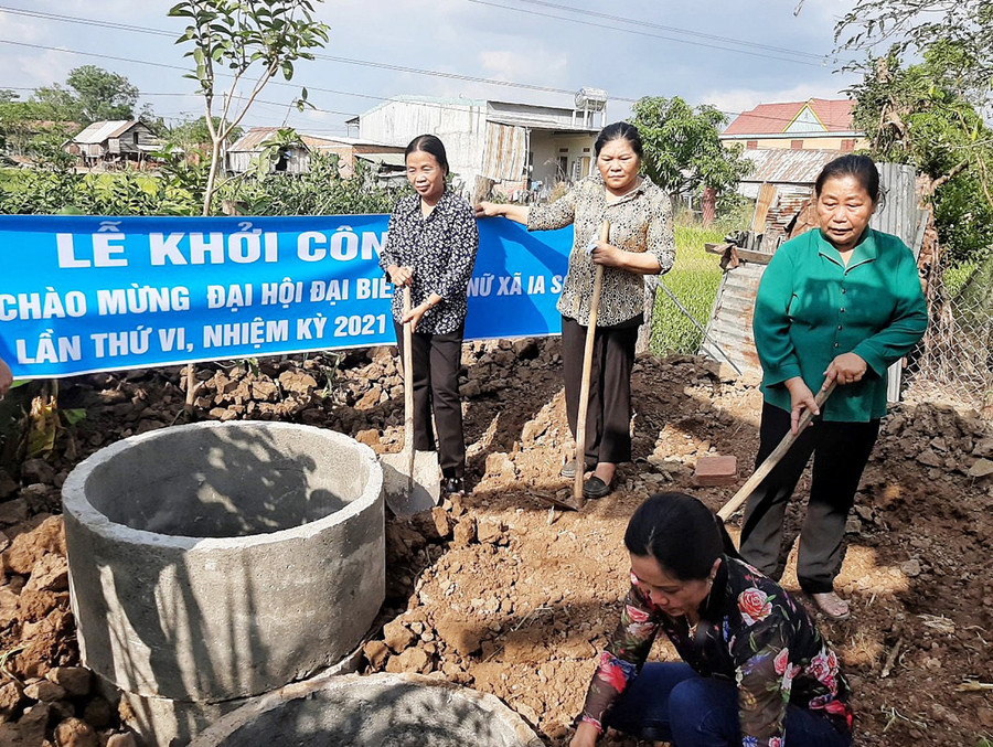  Hội LHPN xã Ia Sol (huyện Phú Thiện) khởi công xây dựng nhà vệ sinh cho hội viên có hoàn cảnh khó khăn. Ảnh: Minh Châu