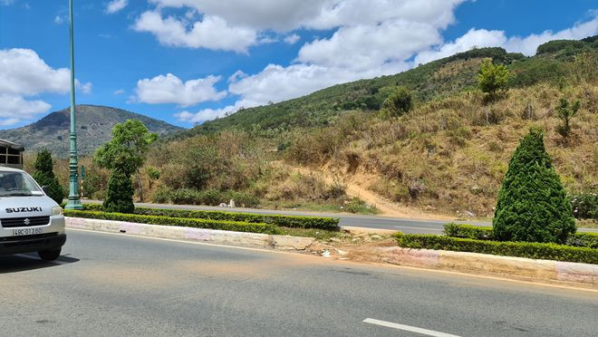 Dọc tuyến cao tốc Liên Khương- Prenn có hơn 10 vị trí dải phân cách bị đập phá để đi tắt. ẢNH: LÂM VIÊN