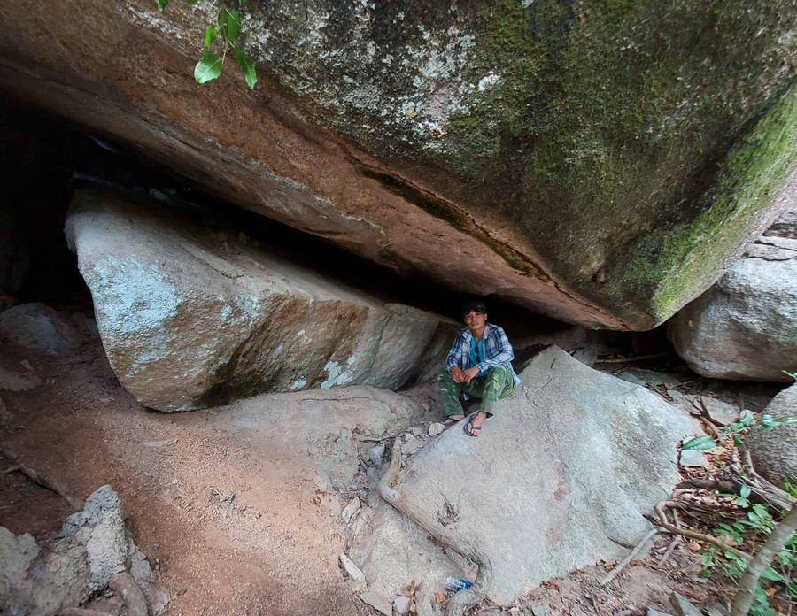 Một hang đá có kích thước rộng rãi được cho là nơi người dân từng trú ẩn thời kháng chiến chống giặc ngoại xâm. Ảnh: Nguyễn Tú
