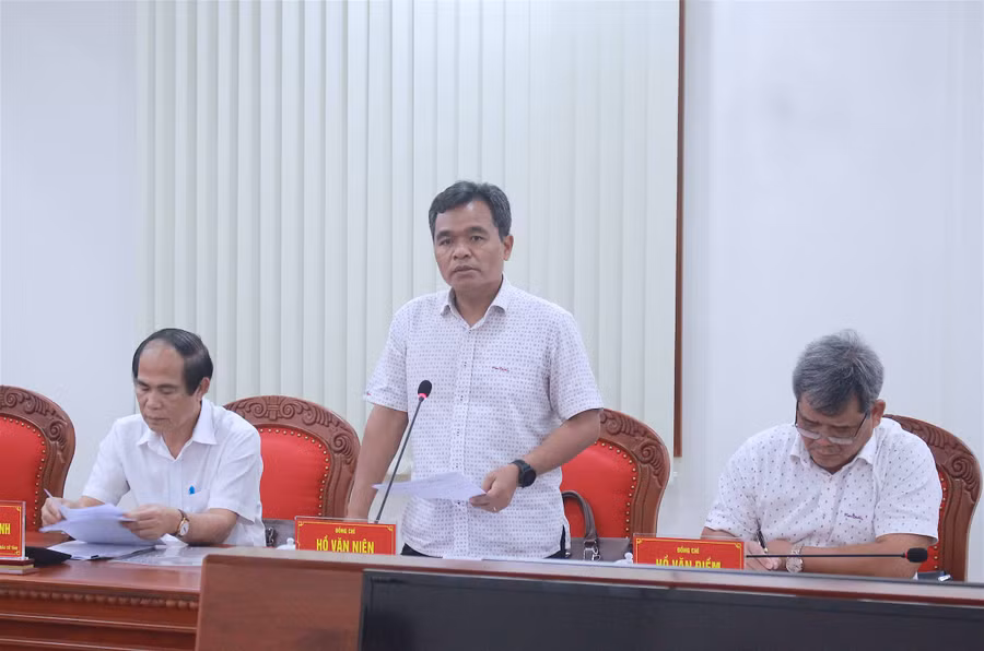 Đồng chí Hồ Văn Niên-Ủy viên Ban Chấp hành Trung ương Đảng, Bí thư Tỉnh ủy, Trưởng đoàn đại biểu Quốc hội tỉnh, Chủ tịch Ủy ban Bầu cử tỉnh-phát biểu tại buổi làm việc. Ảnh: Hồng Thi.