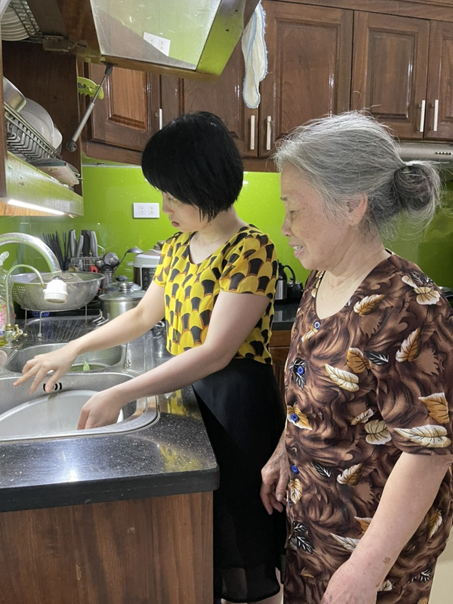 Hơn 10 năm qua, bà Bắc luôn ở bên con gái mình.