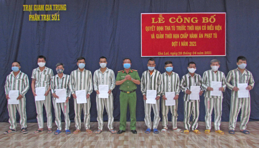 Ban Giám thị Trại giam Gia Trung trao quyết định giảm án cho các phạm nhân. Ảnh: Hà Phương