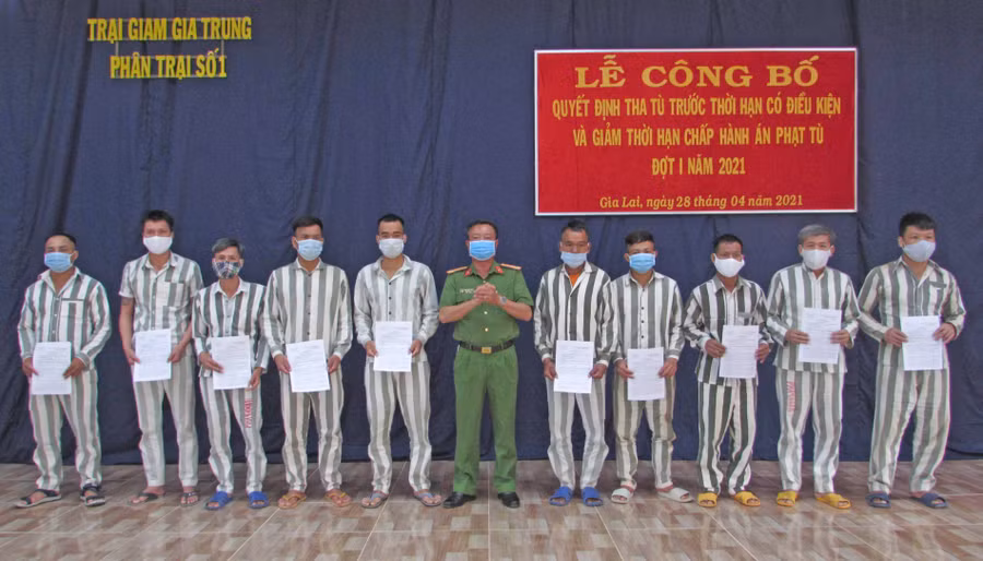 Ban Giám thị Trại giam Gia Trung trao quyết định giảm án cho các phạm nhân. Ảnh: Hà Phương