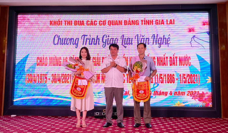 Ban tổ chức trao giải cho các đơn vị đạt giải nhì và ba trò chơi tiếp nước bằng tay. Ảnh: Phương Linh  Ban Tổ chức trao giải cho các đơn vị đạt giải nhì và ba của trò chơi tiếp nước bằng tay. Ảnh: Phương Linh