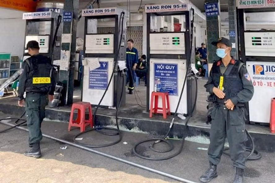  Công an khám xét hàng loạt các cây xăng, đầu cuối trong chuỗi tiêu thụ xăng giả, xăng lậu. Ảnh BCA