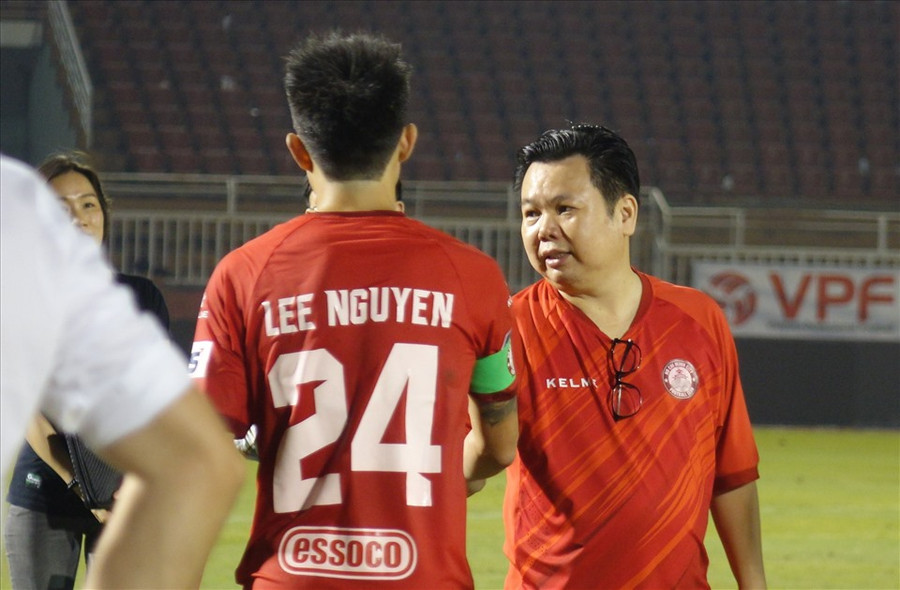 Lee Nguyễn nhận lời chúc mừng từ bầu Hùng, nhân vật có ảnh hưởng lớn nhất tại đội TPHCM. Ảnh: Nguyễn Đăng.
