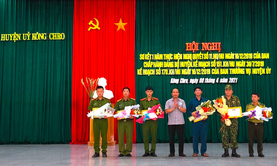  Chủ tịch UBND huyện Kông Chro tặng giấy khen cho các cá nhân có thành tích xuất sắc trong việc thực hiện Nghị quyết số 11-NQ/HU. Ảnh: Ngọc Minh