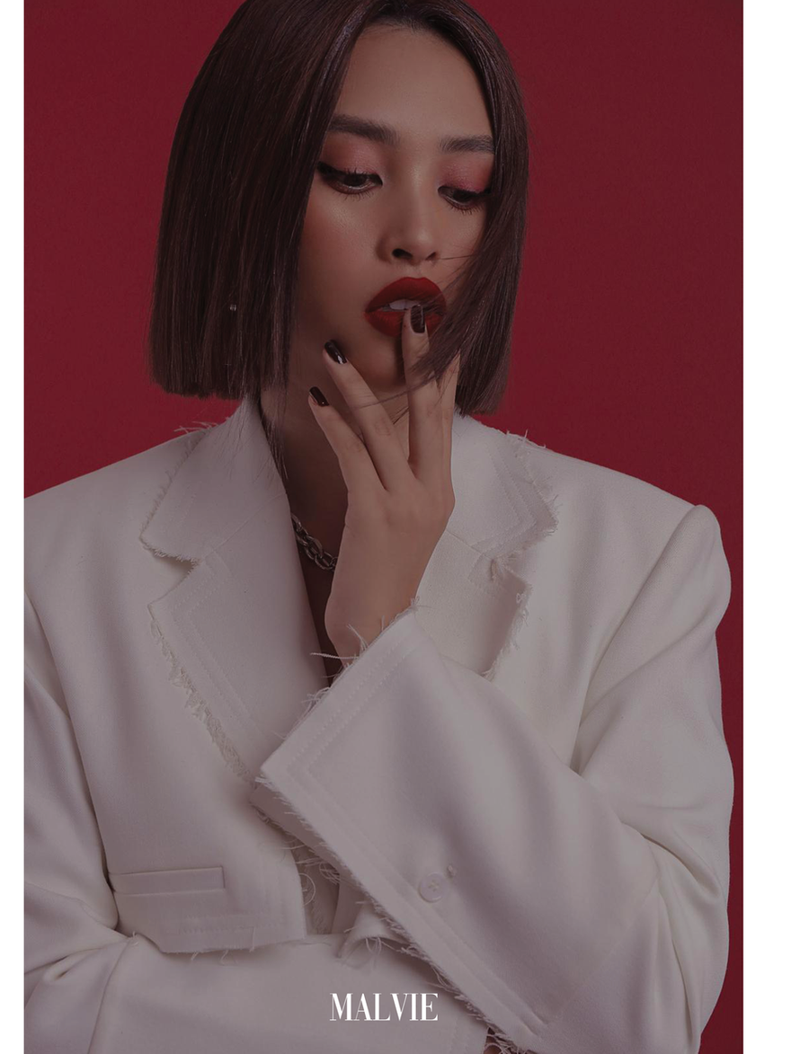 Không đóng khung mình vào những hình ảnh hiền dịu, nhẹ nhàng thường thấy của một hoa hậu, Tiểu Vy luôn biến hóa với những phong cách thời trang khác nhau, từ cô bé ngây thơ, trong sáng đội vương miện năm nào cho đến quý cô quyến rũ, gợi cảm của hiện tại ẢNH: NGUYỄN DU