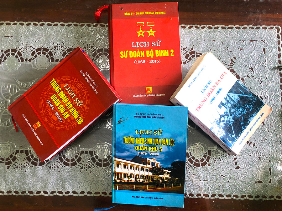 Những cuốn lịch sử của các đơn vị quân đội do ông Lê Minh Tân tham gia viết. Ảnh: Ngọc Minh Những cuốn lịch sử của các đơn vị quân đội do ông Lê Minh Tân viết. Ảnh: Ngọc Minh
