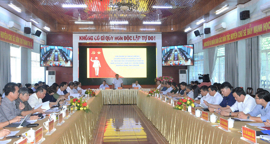  Quang cảnh buổi làm việc của Ban Thường vụ Tỉnh ủy với Ban Thường vụ Huyện ủy Chư Sê. Ảnh: Phương Linh