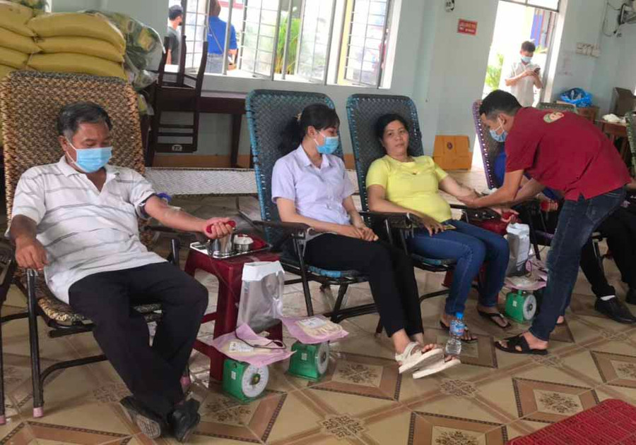 Đông đảo quần chúng nhân dân trên địa bàn thị xã Ayun Pa tham gia hiến máu tình nguyện.Ảnh. Nguyên Hương