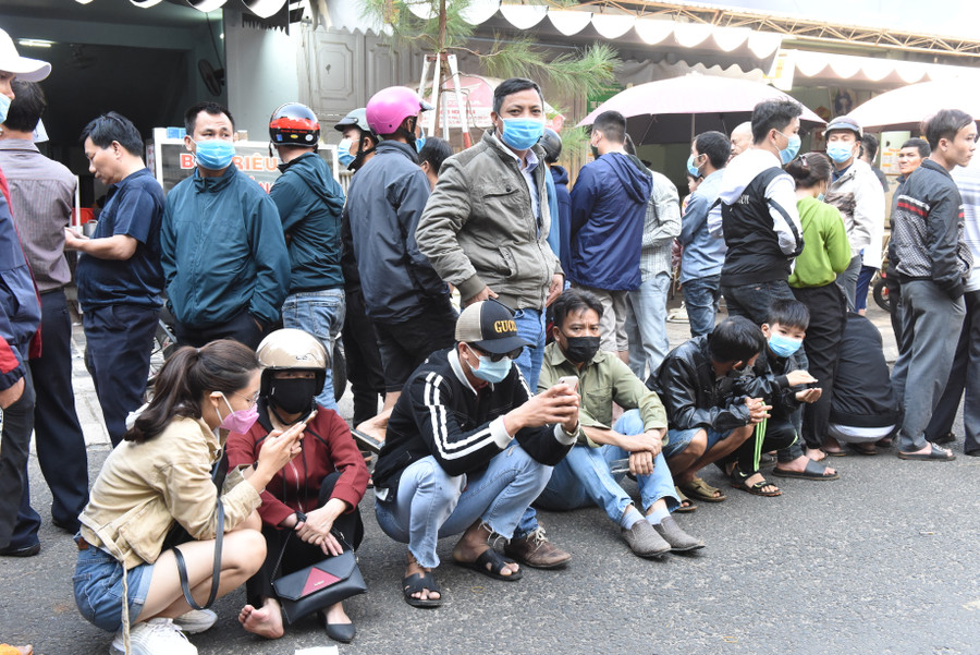 Nhiều cổ động viên mỏi mệt vì chờ đợi quá lâu vẫn chưa đến lượt vào mua vé.