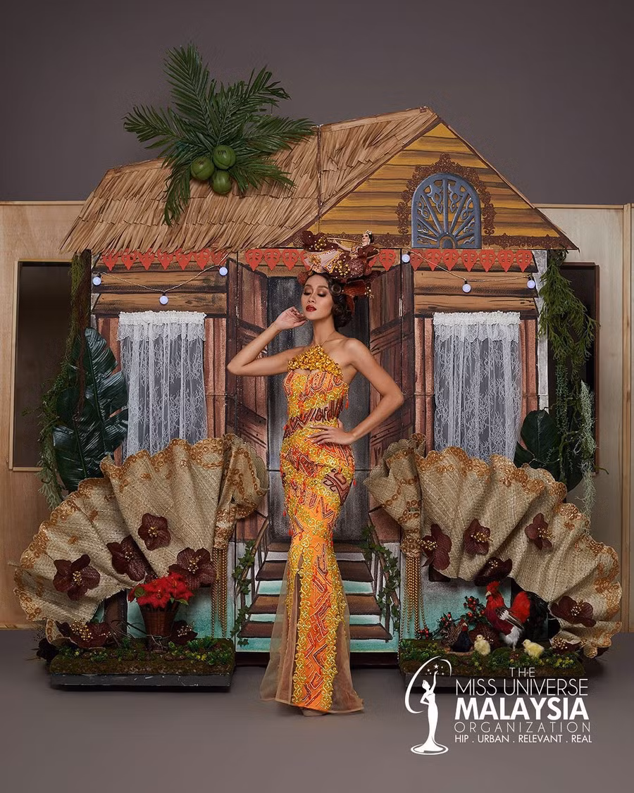 Mọi năm, các quốc gia đến từ châu Á được đánh giá cao trong phần thi Trang phục dân tộc tại Miss Universe bởi những thiết kế cầu kỳ, tạo hiệu ứng trên sân khấu. Bộ trang phục của người đẹp Malaysia là một ví dụ điển hình. ẢNH: MISSOSOLOGY