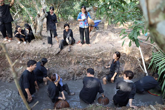 Du khách bắt cá tại khu du lịch sinh thái Bến Tre. Ảnh: QUANG LIÊM