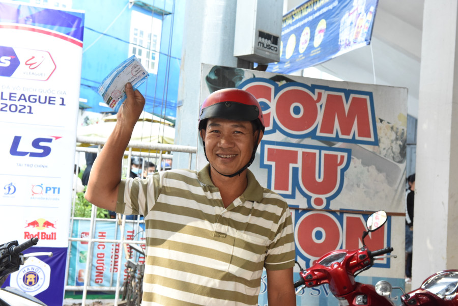 Rồi hân hoan khoe 2 tấm vé vừa mua được. 