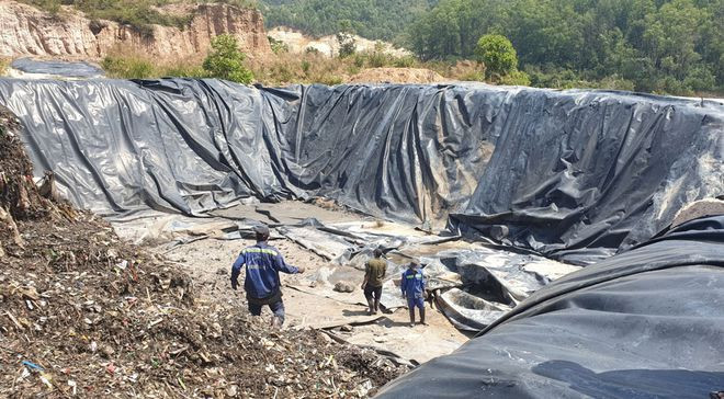 TP.Bảo Lộc huy động nhân lực, vật tư hỗ trợ nhà máy xử lý rác chống thấm bãi chứa xỉ rác, bùn đất ẢNH: TRUNG DƯƠNG