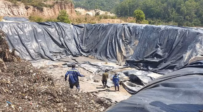 TP.Bảo Lộc huy động nhân lực, vật tư hỗ trợ nhà máy xử lý rác chống thấm bãi chứa xỉ rác, bùn đất ẢNH: TRUNG DƯƠNG