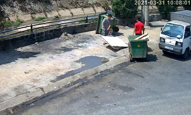 Hai người đàn ông này vứt bỏ vật liệu xây dựng tại các bô rác sai qui định bị phạt mỗi người 1 triệu đồng. ẢNH CHỤP LẠI TỪ HÌNH ẢNH DO CAMERA AN NINH GHI LẠI