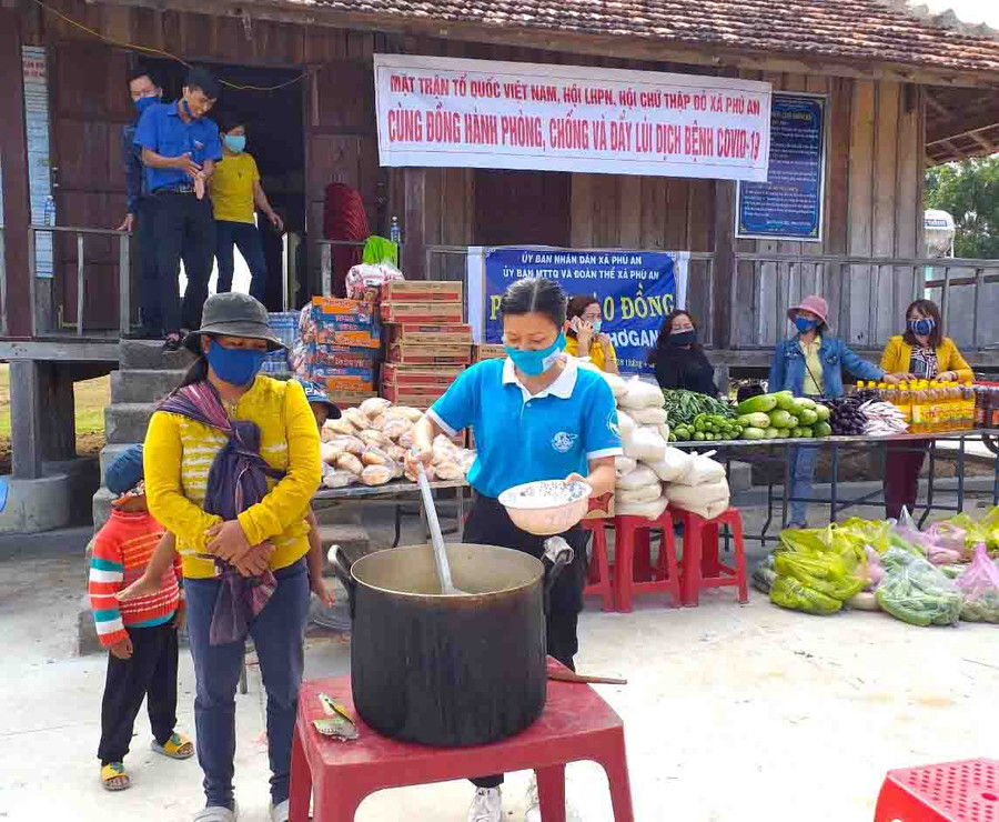 Hội LHPN huyện Đak Pơ phối hợp với các hội, đoàn thể tổ chức phiên chợ “0 đồng”, cây ATM gạo miễn phí tại 8 xã, thị trấn để hỗ trợ các hộ dân bị ảnh hưởng bởi dịch Covid-19. Ảnh: Ngọc Minh