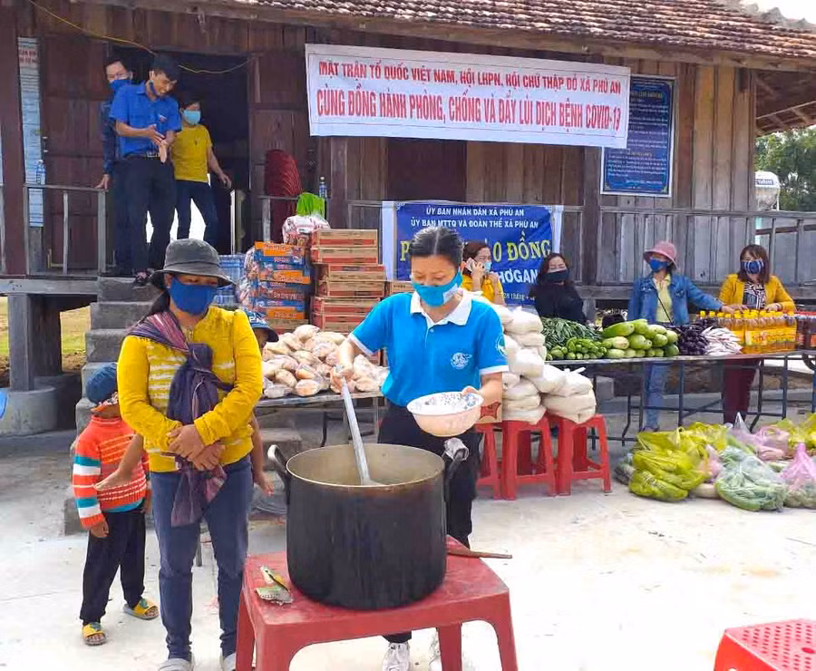 Hội LHPN huyện Đak Pơ phối hợp với các hội, đoàn thể tổ chức phiên chợ “0 đồng”, cây ATM gạo miễn phí tại 8 xã, thị trấn để hỗ trợ các hộ dân bị ảnh hưởng bởi dịch Covid-19. Ảnh: Ngọc Minh