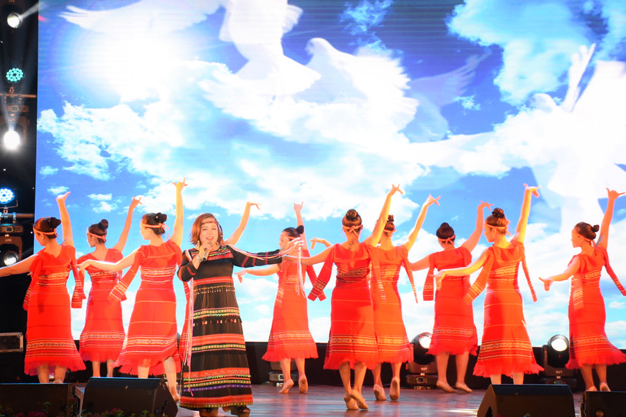 4, 5. Với NSND Rơchăm Phiang, đêm nhạc tối 24-4 tại Pleiku là một cuộc trở về đầy cảm xúc.