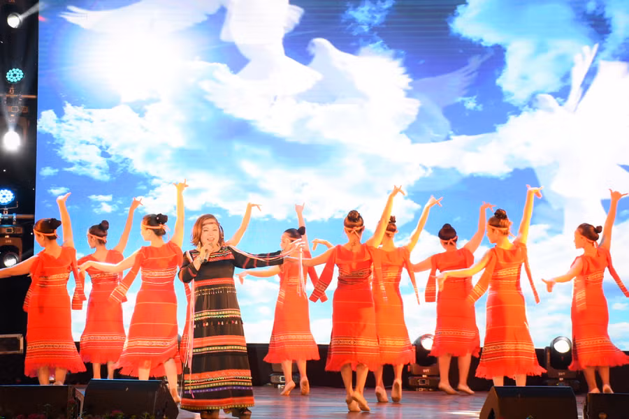 4, 5. Với NSND Rơchăm Phiang, đêm nhạc tối 24-4 tại Pleiku là một cuộc trở về đầy cảm xúc.