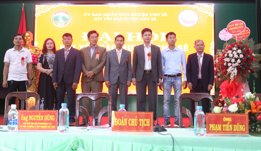 Ban Chấp hành Hội Yến sào Chư Sê nhiệm kỳ 2021-2026. Ảnh: Nguyễn Diệp Ban Chấp hành Hội Yến sào Chư Sê nhiệm kỳ 2021-2026. Ảnh: Nguyễn Diệp