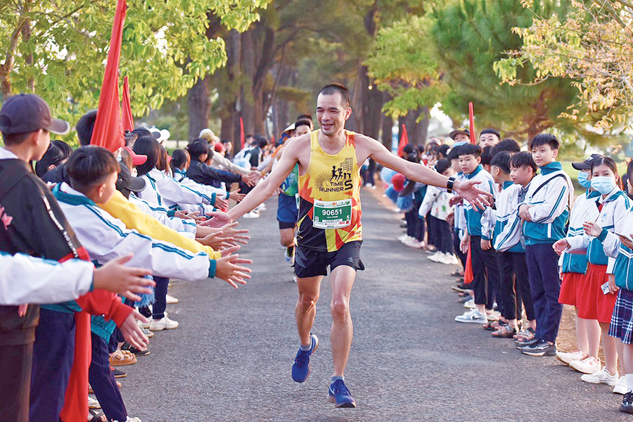 Người dân Phố núi cổ vũ vận động viên dọc đường đua Giải Vô địch Quốc gia Marathon và cự ly dài Báo Tiền Phong lần thứ 62-2021. Ảnh: Hồ Anh Tiến Người dân Phố núi cổ vũ vận động viên dọc đường đua Giải Vô địch Quốc gia Marathon và cự ly dài Báo Tiền Phong lần thứ 62-2021. Ảnh: Hồ Anh Tiến