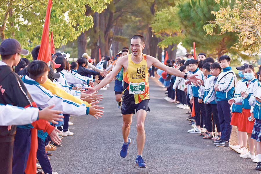 Người dân Phố núi cổ vũ vận động viên dọc đường đua Giải Vô địch Quốc gia Marathon và cự ly dài Báo Tiền Phong lần thứ 62-2021. Ảnh: Hồ Anh Tiến
