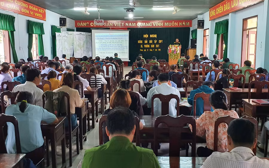 Quang cảnh hội nghị hướng dẫn diễn tập chiến đấu phòng thủ xã phường năm 2021