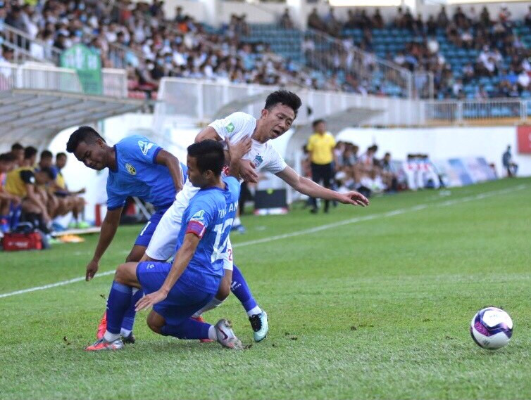 Các cầu thủ HAGL vấp phải sự truy cản quyết liệt của An Giang. Ảnh: Văn Ngọc