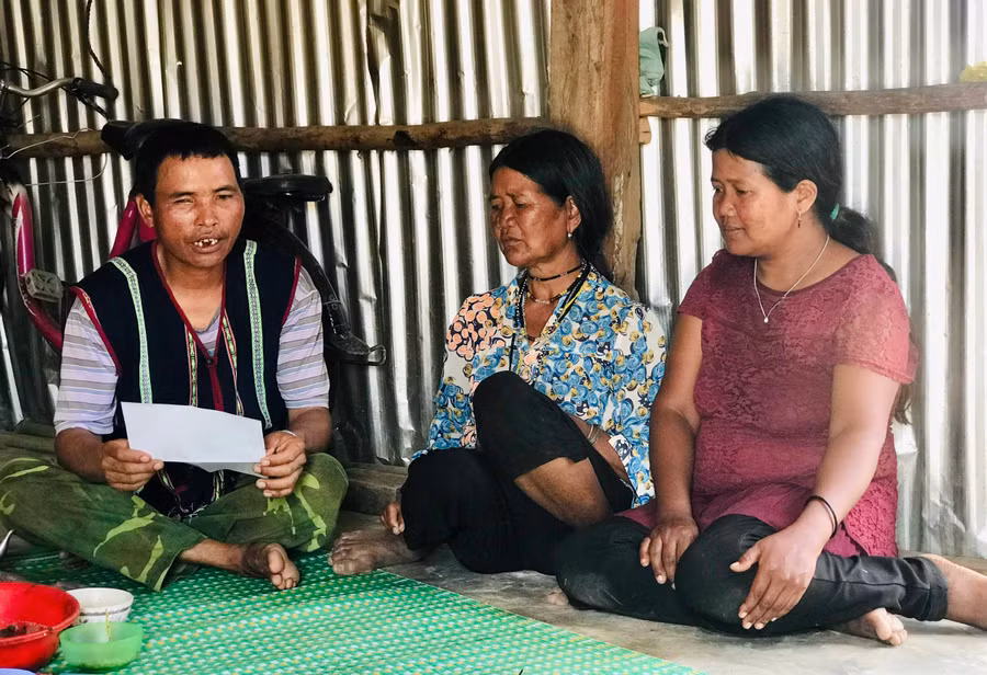Trưởng thôn Đinh Nghên (làng Brò, xã An Trung) tới từng nhà trong làng để tuyên truyền về bầu cử. Ảnh: Trần Dung