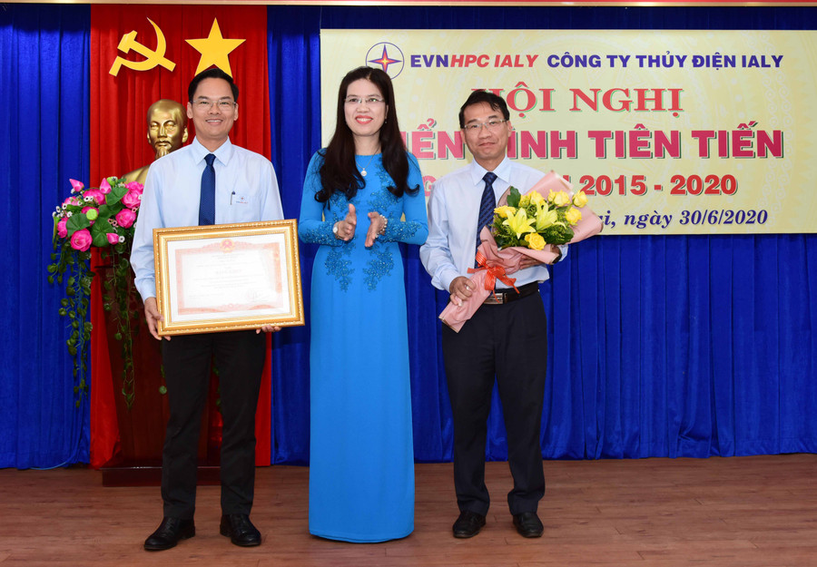 Bà Trần Lệ Nhung-Chủ tịch Liên đoàn Lao động tỉnh trao bằng khen của Thủ tướng Chính phủ cho Công ty Thủy điện Ia Ly. Ảnh: Đinh Yến