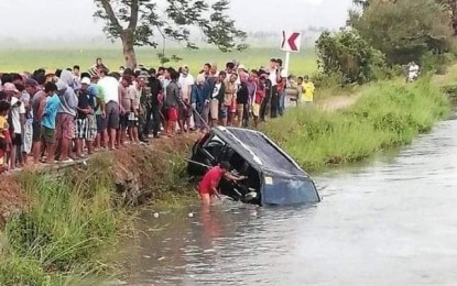 Chiếc SUV lao xuống kênh. Ảnh: PNA