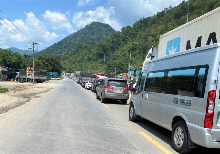 Từ 12 giờ - 13 giờ 30 phút ngày 30.4, tại chân đèo Bảo Lộc theo chiều lưu thông từ TP.HCM đi Đà Lạt, hàng ngàn phương tiện đang nối đuôi nhau kéo dài hơn 10 km đến xã Hà Lâm, H.Đạ Hoai - Ảnh: Trùng Dương Từ 12 giờ - 13 giờ 30 phút ngày 30.4, tại chân đèo Bảo Lộc theo chiều lưu thông từ TP.HCM đi Đà Lạt, hàng ngàn phương tiện đang nối đuôi nhau kéo dài hơn 10 km đến xã Hà Lâm, H.Đạ Hoai - Ảnh: Trùng Dương